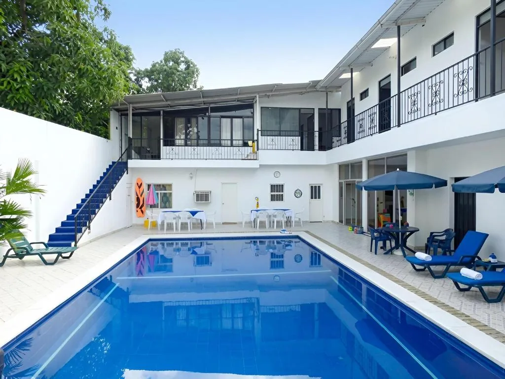 Piscina del Hotel San Rin en Nilo con zona de solárium